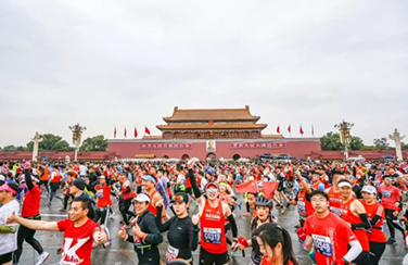 2019北京马拉松雨中奔驰，大宝娱乐lg官方网站一路相随，全程护航